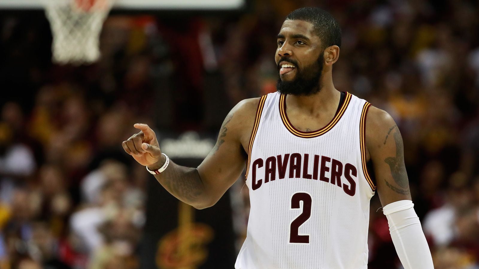 
                <strong>Kyrie Irving - der "Flatearther"?</strong><br>
                Im Februar 2017 kam es dann zum ersten großen Medienwirbel um den mehrfachen All Star. So behauptete er in einem Podcast, dass er an eine flache Erde glaube. Später beschwichtigte er zwar und meinte, dass jeder Mensch seine eigenen Recherchen zu dem Thema anstellen solle und behauptete, die Medien würden ihn missverstehen und es sei alles nur ein Scherz. Im Juni 2018 wurde er jedoch erneut nach dem Thema gefragt. Auf die Frage, ob er zugeben wolle, dass die Erde rund sei, antwortete er, dass er es einfach nicht wisse. Man solle sich eigene Gedanken machen, an was man glauben wolle und dass es im Bildungssystem der USA Fehler gebe. Das Thema "Verschwörungstheorien" sollte Irvings Karriere noch länger begleiten.  
              