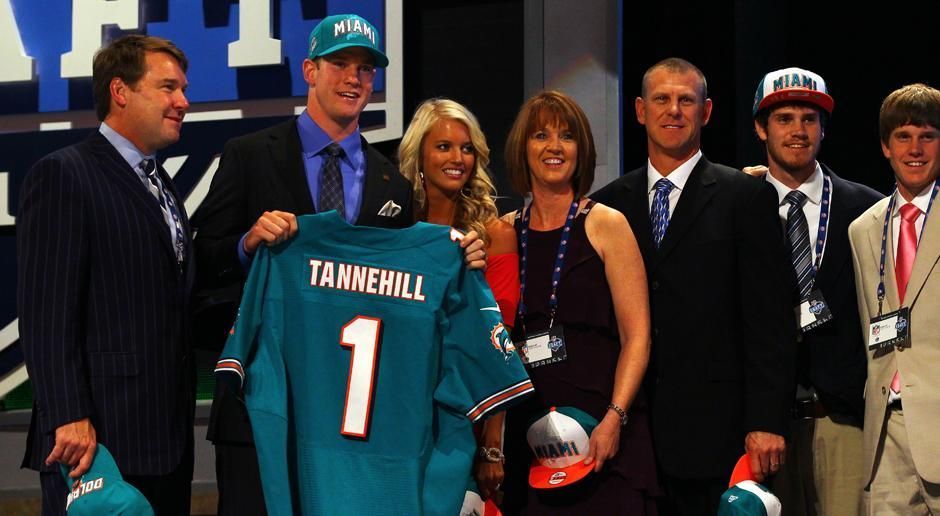
                <strong>NFL-Draft 2012</strong><br>
                In der ersten Runde ausgewählte Quarterbacks:Pick 1 (Indianapolis Colts) - Andrew Luck (aktiv von 2012 bis 2018) - Pick 2 (Washington Redskins) - Robert Griffin III - Pick 8 (Miami Dolphins) - Ryan Tannehill (Foto) - Pick 22 (Cleveland Browns) - Brandon Weeden
              