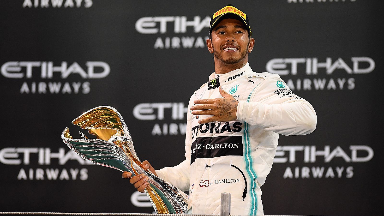 
                <strong>Platz 1: Lewis Hamilton (Mercedes)</strong><br>
                WM-Punkte 2019: 413 (WM-Rang: 1)In der Formel 1 seit: 2007Zum fünften Mal in den vergangenen sechs Jahren war der Engländer das Maß aller Dinge. Dabei stellte Hamilton einen neuen Punkterekord auf. Zum dritten Mal nach 2014 und 2018 feierte der 34-Jährige elf Rennsiege in einem Jahr. Nur viermal durfte er nicht am anschließenden Sektempfang auf dem Podium teilnehmen. Dabei startete der nunmehr sechsmalige Weltmeister nur fünfmal von der Pole Position - seine schlechteste Bilanz seit 2013. Doch im Rennen ist Hamilton einfach eine Klasse für sich.
              
