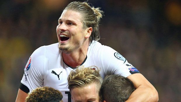 
                <strong>Sebastian Prödl</strong><br>
                Sebastian Prödl: Bremen hätte den Innenverteidiger gerne gehalten, doch Prödl geht im Sommer zu Watford. In der Nationalmannschaft ist er nicht mehr Stammspieler. Durch die Verletzung von Martin Hinteregger darf er aber gegen Moldawien und Schweden ran und schaltet Zlatan Ibrahimovic erfolgreich aus.
              