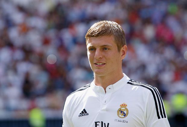 
                <strong>Es ist offiziell: Kroos wechselt nach Madrid</strong><br>
                Am Donnerstag (17. Juli 2014) bestätigte Bayern München, was schon seit längerem kolportiert wurde: Toni Kroos wechselt ab sofort zu Real Madrid. Noch am selben Tag wurde der Weltmeister in Spanien vorgestellt.
              