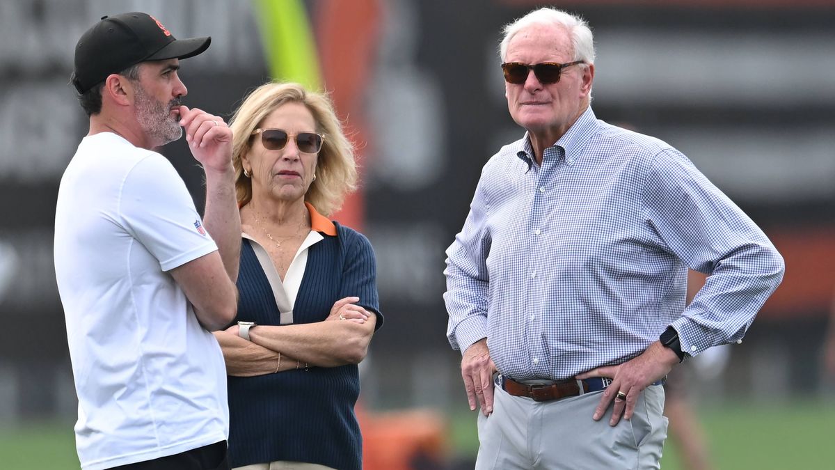NFL, American Football Herren, USA Cleveland Browns Minicamp Jun 12, 2025; Berea, OH, USA; Cleveland Browns head coach Kevin Stefanski, left, and managing and principal partner Dee Haslam, middle, ...