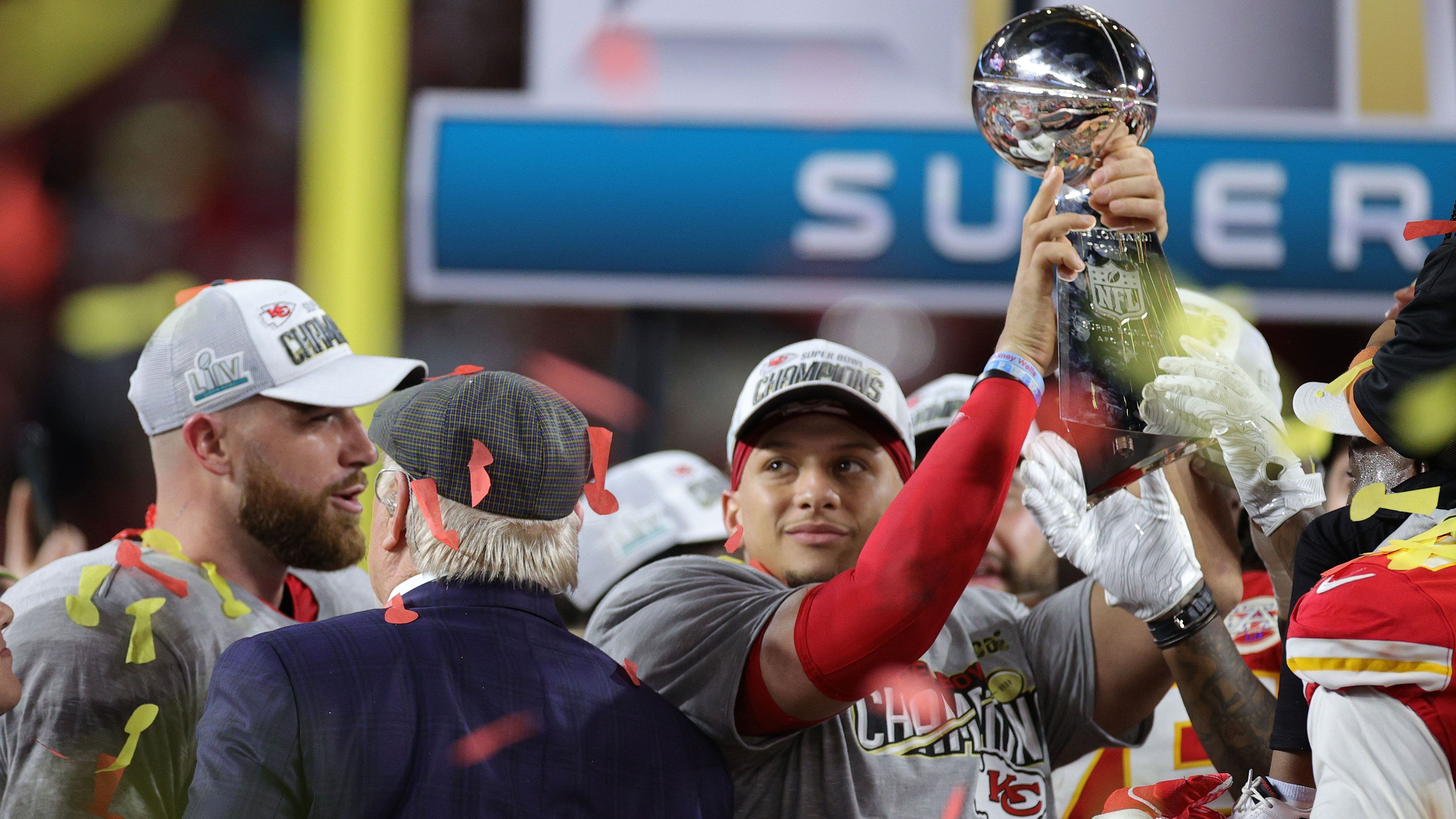 
                <strong>Patrick Mahomes: Schon früh am Ziel aller Träume</strong><br>
                In seinem zweiten Jahr schaffte Mahomes den Sprung zu einem der besten Quarterbacks und führte die Liga unter anderem in Touchdowns (50) an. In seiner dritten Saison legte er sogar noch einen drauf: Mit dem 31:20-Erfolg im Super Bowl 54 gegen die San Francisco 49ers baute er sich bereits früh ein Denkmal und wurde anschließend zum Super Bowl MVP gekürt. Im Juli desselben Jahres unterzeichnete er einen Rekord-Vertrag über zehn Jahre, der ihm bis zu 500 Millionen US-Dollar einbringen kann. Nur ein Jahr später stand er erneut im Endspiel um die NFL-Krone, musste sich aber den Tampa Bay Buccaneers um Tom Brady geschlagen geben (9:31).
              