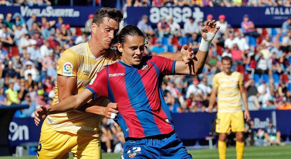 
                <strong>Enes Ünal (20 Jahre, UD Levante)</strong><br>
                Ünal zählt zu den größten Hoffnungen des türkischen Fußballs. Sieben Länderspiele hat er bereits absolviert. Sein Stern ging in der vergangenen Saison auf, als er in der ersten niederländischen Liga 18 Tore erzielte. Der spanische Erstligist FC Villareal verpflichtete ihn und verlieh ihn kurz darauf weiter zu UD Levante. Nach sieben Erstliga-Einsätzen steht er bei zwei Toren.
              