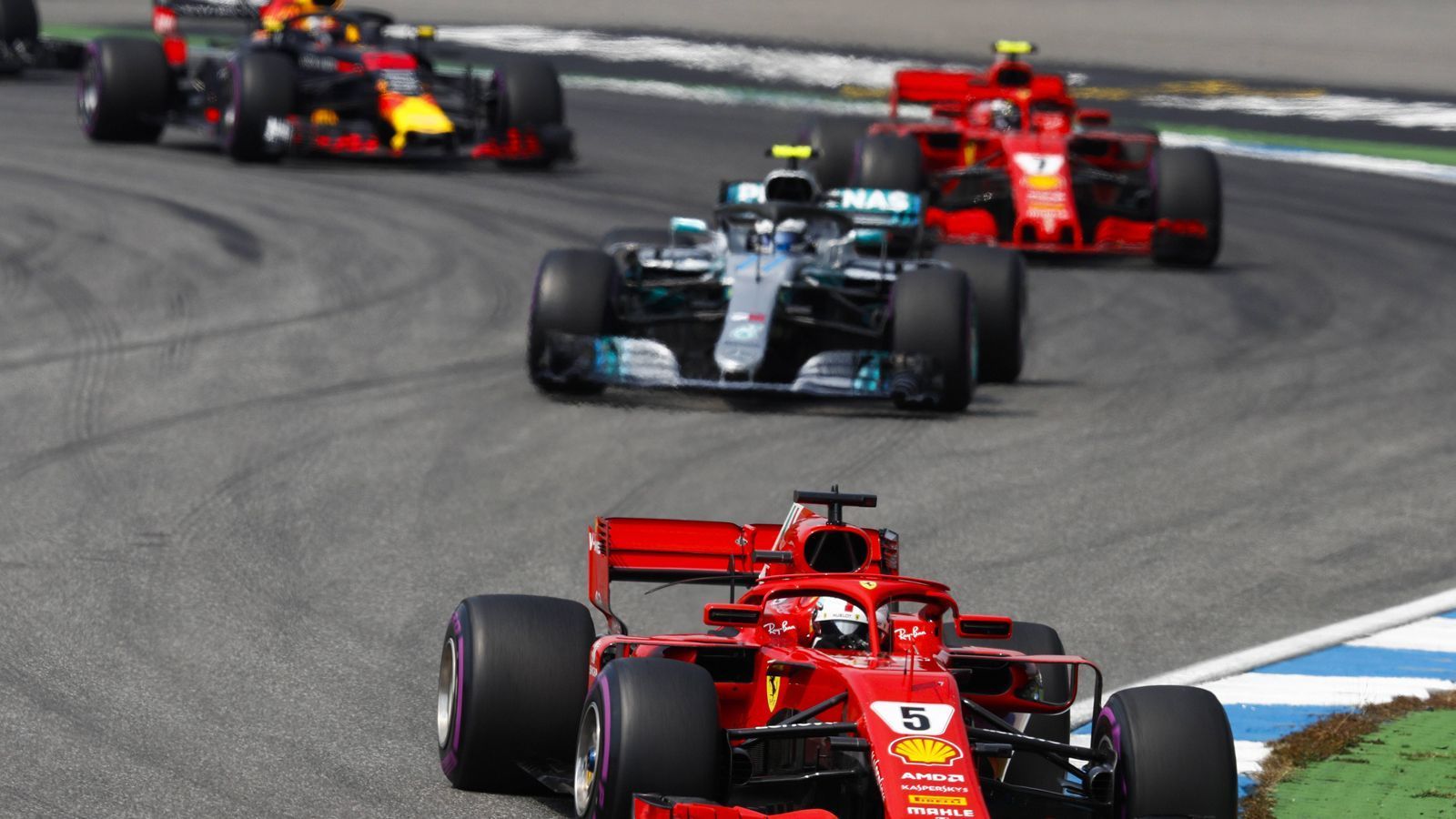 
                <strong>So werden in der Formel 1 die Gelder verteilt</strong><br>
                Ferrari ist nicht nur Einnahmen-, sondern auch Boni-Krösus: Insgesamt 93 Millionen Euro erhält die Scuderia. Force India, Renault, Toro Rosso, Haas und Sauber erhalten gar keinen Bonus. Das System entstand noch unter dem früheren Chefpromoter Bernie Ecclestone und sorgt innerhalb der Formel 1 immer wieder für Diskussionen. ran.de zeigt, wer wie viel kassiert.
              