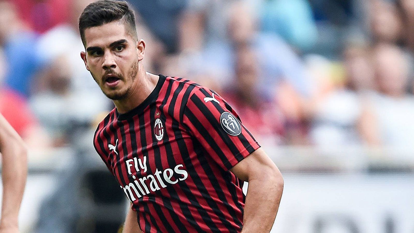 
                <strong>Andre Silva (Eintracht Frankfurt)</strong><br>
                ... Denn Eintracht Frankfurt holt im Zuge dieses Deals Andre Silva vom AC Mailand. Auch der Portugiese wird für zwei Jahre ausgeliehen. Bereits in der vergangenen Saison spielte der Stürmer auf Leihbasis beim FC Sevilla. Vor zwei Jahren hatte Milan 38 Millionen Euro Ablöse an den FC Porto gezahlt.
              