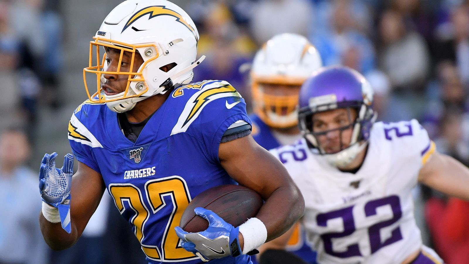 
                <strong>Los Angeles Chargers</strong><br>
                Zumal Justin Jackson (Foto), bisherige Nummer zwei der Chargers-Ballträger, zuletzt keine Dauerlösung war. 2019 verpasste er die halbe Saison mit einer Wadenverletzung. Dahinter komplettieren Rookie Joshua Kelley, Bobby Holly, Darius Bradwell, Gabe Nabers und Derrick Gore das Running-Back-Roster – allesamt keine Namen, die in der NFL Angst und Schrecken verbreiten. Ein Mostert, der 2019 immerhin NFL-Leader in Sachen Yards pro Carry war, könnte eine echte Verstärkung sein.
              