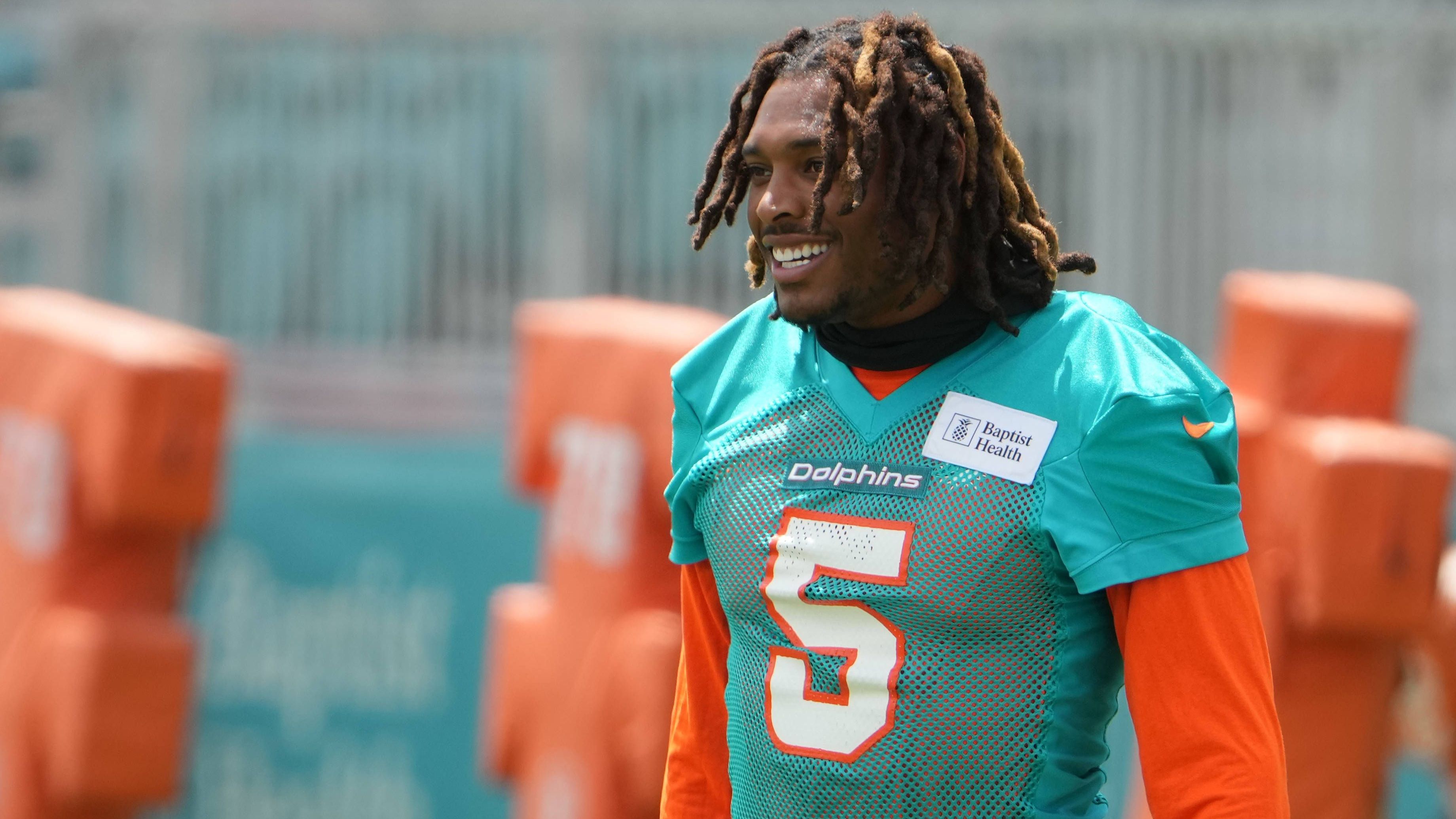 <strong>Miami Dolphins: Cornerback Jalen Ramsey</strong><br>Obowhl Jalen Ramsey bis Dezember ausfallen wird, könnte er der wichtigste Neuzugang für die Miami Dolphins werden. Denn wenn er zum Saison-Endspurt wieder gesund wird, kann er der entscheidende Faktor für den Erfolg der Dolphins sein. Mit Xavien Howard bildet er eines der besten Cornerback-Duos der NFL, und eine starke Secondary kann definitiv nicht schaden, wenn es in den Playoffs gegen die Offensiv-Bollwerke der AFC geht.