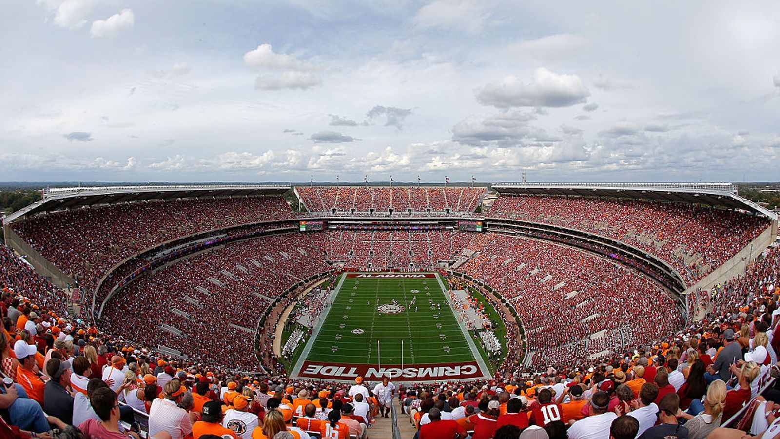 <strong>Platz 7: Bryant-Denny Stadium</strong><br>
                Kapazität: 101.821 <br>Heimteam: Alabama Crimson Tide
