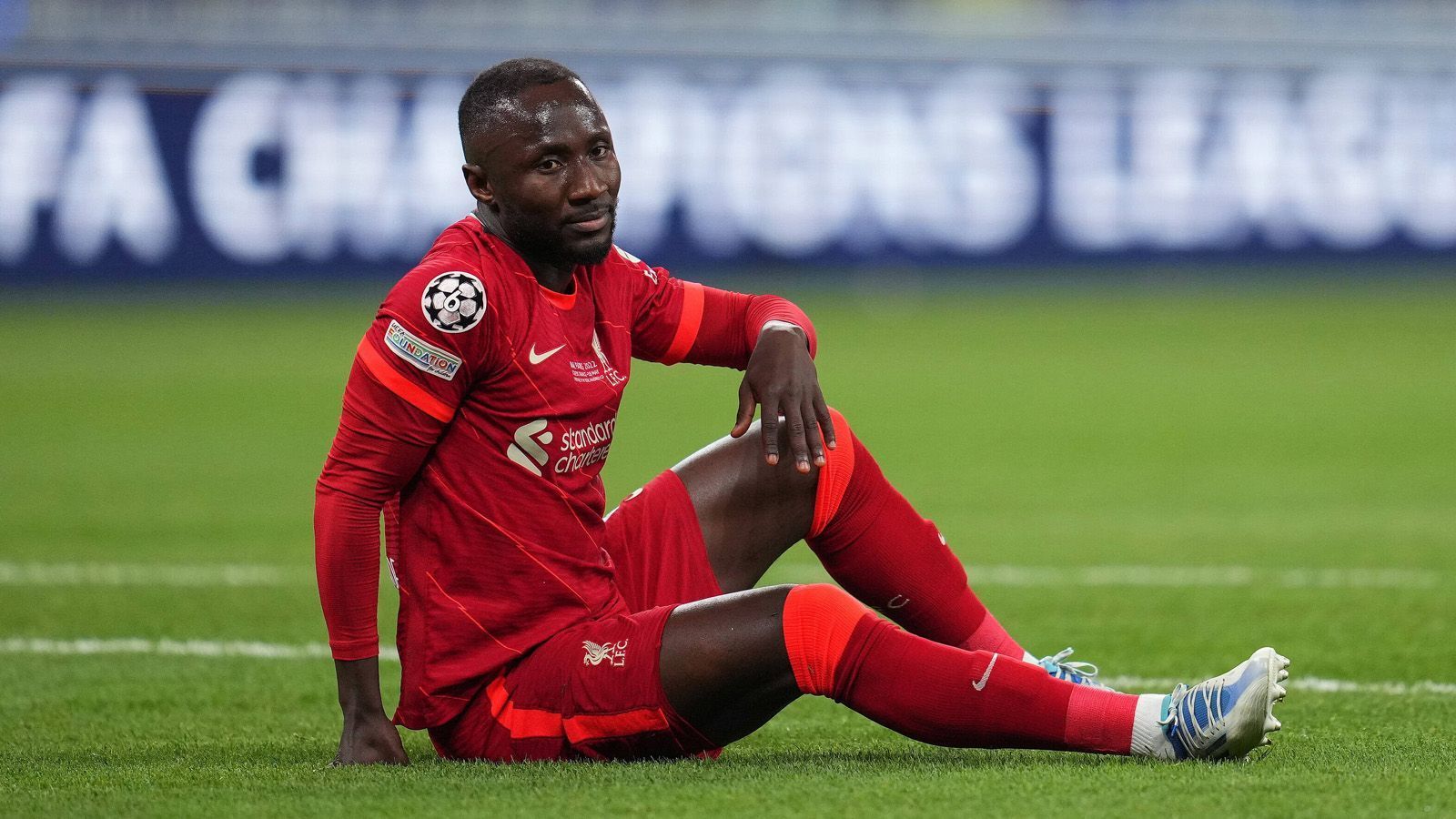 
                <strong>Große Titel, ständiges Verletzungspech</strong><br>
                Keita gewann mit dem FC Liverpool im Jahre 2019 die Champions League und ein Jahr später die englische Meisterschaft. Er selber war allerdings von einem immer wiederkehrerden Verletzungspech betroffen. Das Finale der "Königsklasse" verpasste er wegen einer Leistenverletzung. In den Spielzeiten darauf setzten ihn ein Muskelbündelriss, eine Knöchelverletzung, eine Oberschenkelverletzung und das Coronavirus außer Gefecht.
              