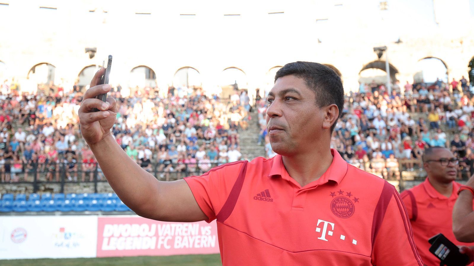 
                <strong>Giovane Elber</strong><br>
                Giovane Elber ist seit Anfang 2017 als Markenbotschafter für den FC Bayern München tätig. Der ehemalige Stürmer spielte von 1997 bis 2003 für den Rekordmeister.
              