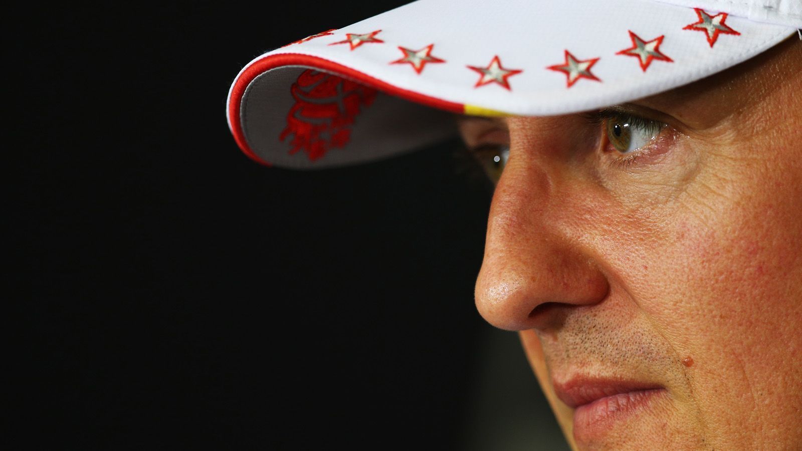 
                <strong>F1-Legende mit sieben Titeln</strong><br>
                Sieben WM-Titel, 91 Siege, 155 Podestplätze, 77 schnellste Runden - Schumacher ist der Mann der Rekorde. Auch wenn Lewis Hamilton nach WM-Titeln zu dem mittlerweile 52 Jahre alten Schumacher aufgeschlossen hat und ihn bei den meisten Siegen überholt hat, wird der Mann aus Kerpen immer einer der größten Motorsportler der Geschichte bleiben.
              