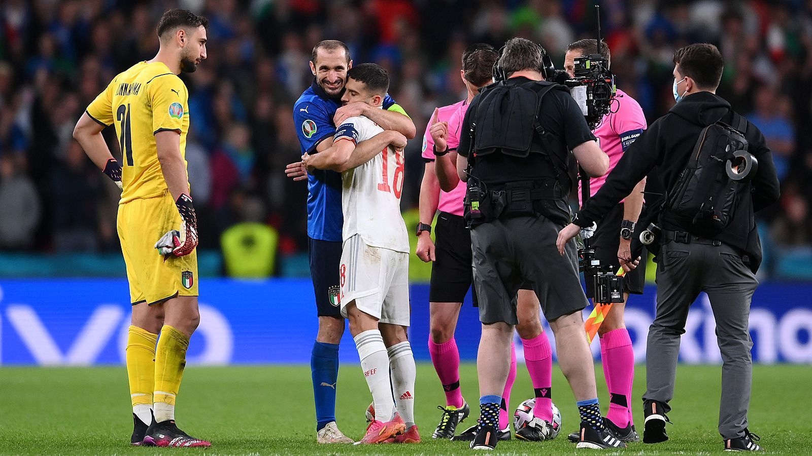 
                <strong>Wenn's einer verdient hat, dann "Bella Italia"</strong><br>
                Die Inbrunst der Spieler während der Hymne. Das Abfeiern des schwer verletzten Leonardo Spinazzola nach den Siegen im Viertel- und Halbfinale. Die Umarmung von Leonardo Bonucci mit einer Ordnerin, die ihn nach dem Spanien-Spiel fälschlicherweise für einen Flitzer hielt und nicht zurück aufs Feld lassen wollte. Die nette Aktion von Giorgio Chiellini mit Jordi Alba (im Bild) vor dem Elfmeterschießen. Und nicht zuletzt der tolle Fußball, den Italien bei dieser EM spielt. Die "Squadra Azzurra" hat es sich verdammt nochmal verdient, nach 1968 zum zweiten Mal Europameister zu werden. 
              