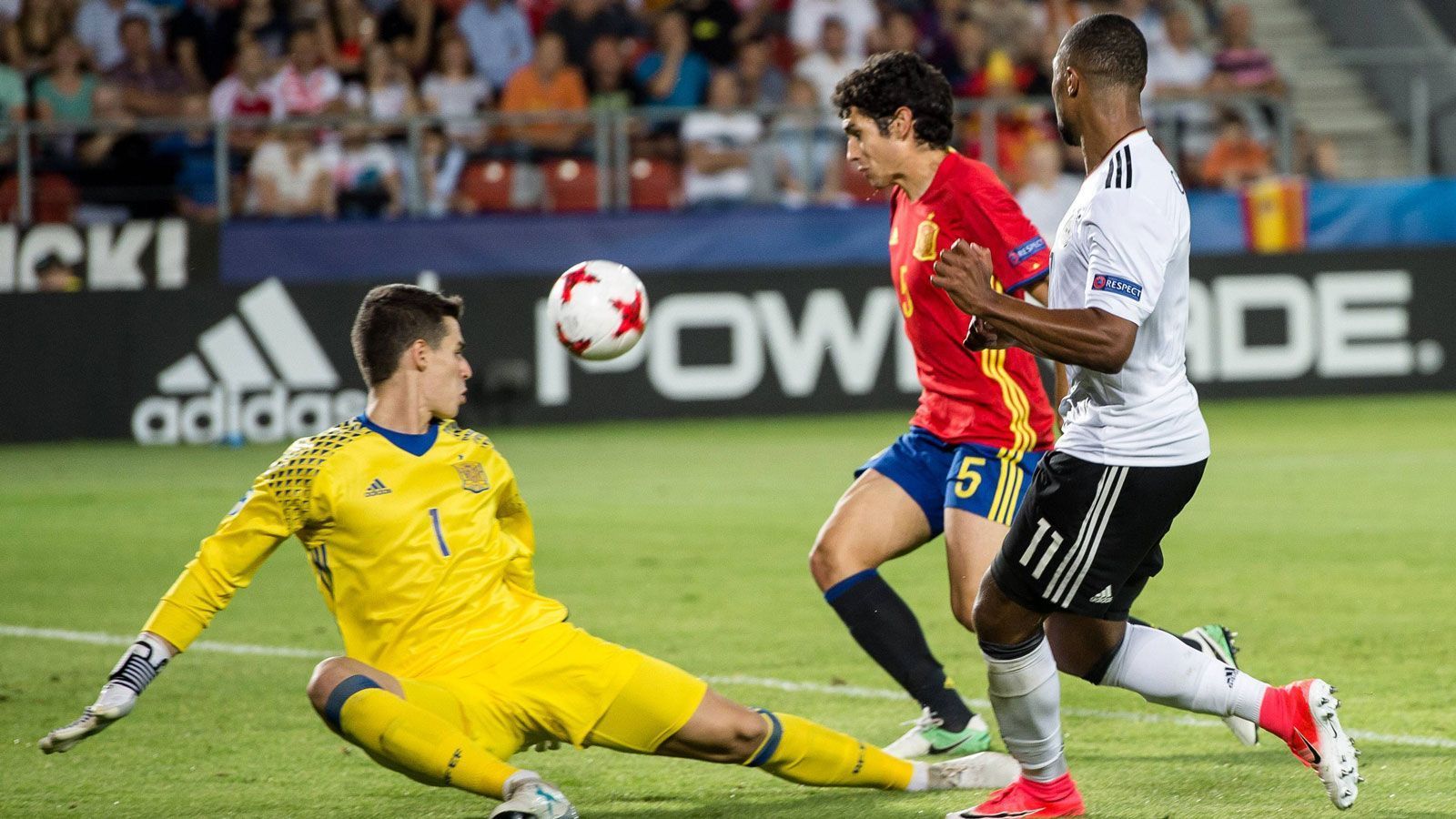 
                <strong>Bittere Niederlage mit U21 gegen Deutschland</strong><br>
                Auch mit der U21 träumte er lange vom großen Coup. Doch im Finale der EM 2017 in Polen setzte es ein 0:1 gegen Deutschland. Mitchell Weiser überwand Kepa per Kopfball.
              