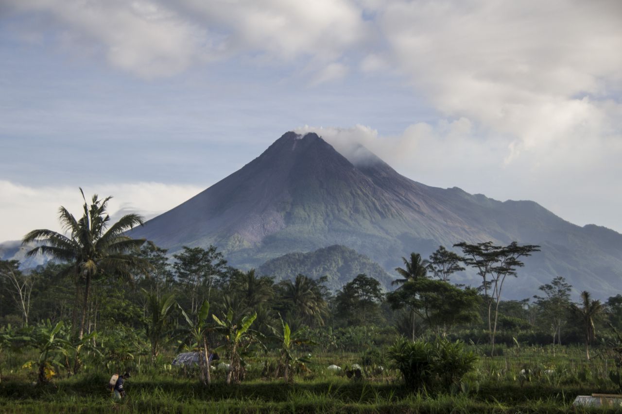 Der letzte große Ausbruch des Merapi auf der indonesischen Insel Java ereignete sich 2010. Damals kamen mehr als 300 Menschen ums Leben, etwa 280.000 Anwohner mussten ihre Häuser verlassen. Es war der folgenschwerste Ausbruch seit 1930, als etwa 1.300 Menschen starben. Im März 2023 spuckte der Merapi erneut Asche und Lava.