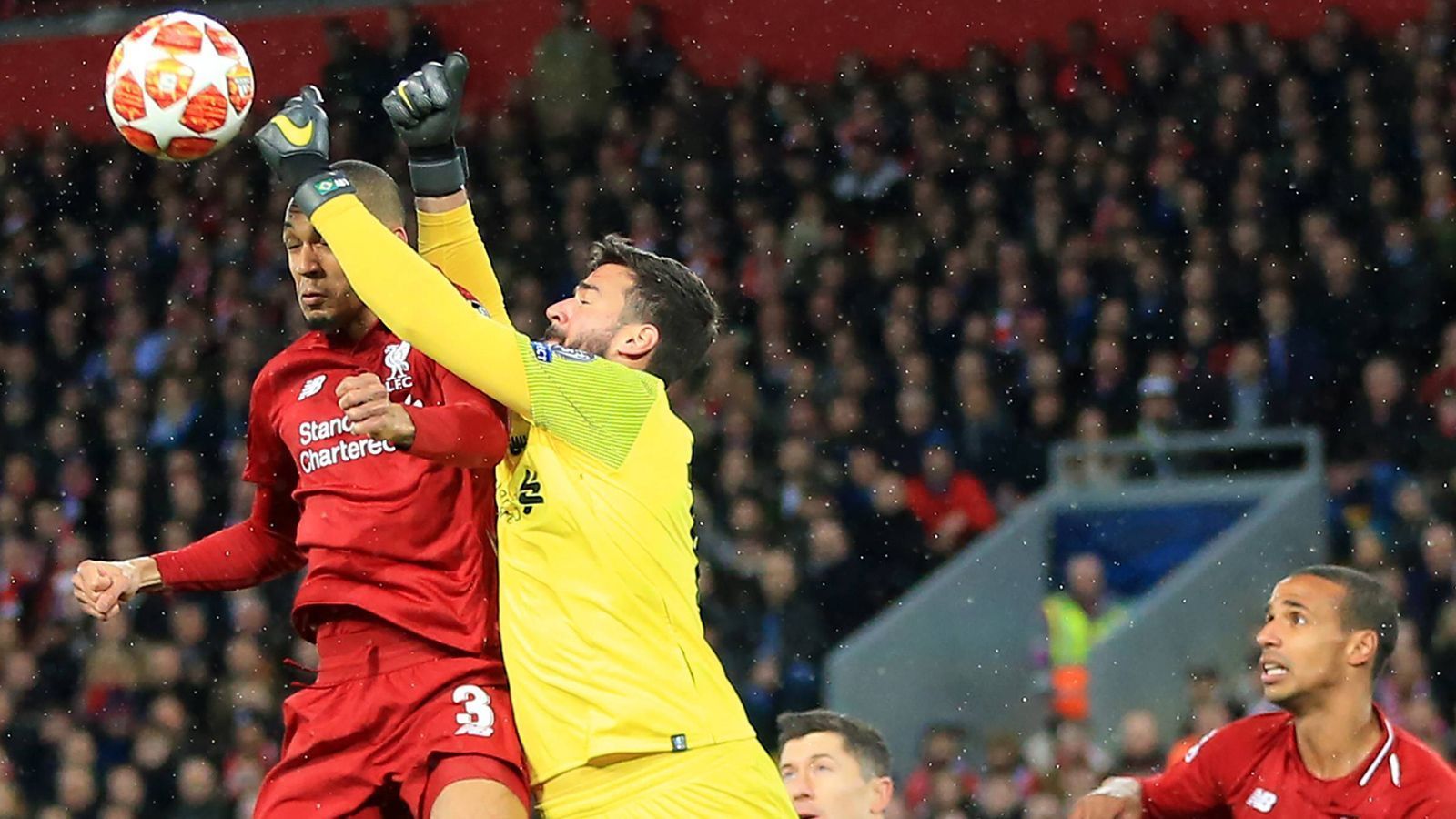 
                <strong>Alisson</strong><br>
                Hat einige Wackel-Aktionen gegen das Münchner Pressing und wirkt in der ersten Hälfte unsicher. Im Glück, als er von Matip angeschossen wird und unfreiwillig das Eigentor verhindert (13.). In der zweiten Halbzeit wird er so gut wie gar nicht gefordert. ran-Note: 4
              