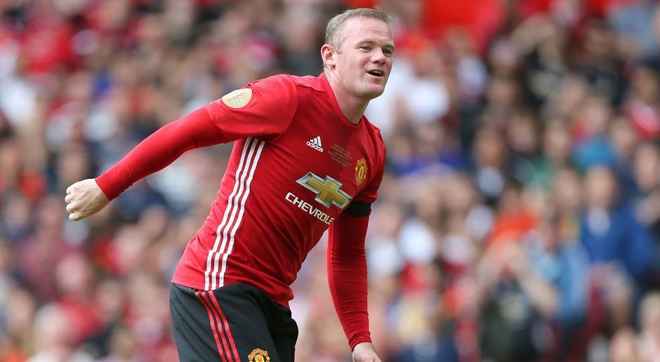 
                <strong>Wayne Rooney (Manchester United -> FC Everton)</strong><br>
                Jetzt also doch: Wayne Rooney verlässt nach 13 Jahren Manchester United und kehrt zu seinem Jugendklub FC Everton zurück. Das hat der englische Rekordmeister auf Twitter verkündet. Rooney erhält bei seinem ehemaligen Verein einen Zweijahresvertrag. Über die Ablöse wurden keine Angaben gemacht. "Es ist ja kein Geheimnis, dass ich schon immer ein großer Bewunderer von Wayne Rooney war und bin", so United-Coach Jose Mourinho. "Er war in all den Jahren ein Vorbild in Sachen Professionalität und hat sich so in die Geschichtsbücher des Vereins gespielt. Ich wünsche ihm für seine sportliche Zukunft alles erdenklich Gute." 
              