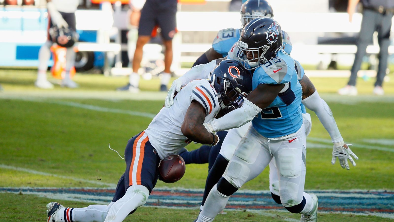 
                <strong>Defense: Tennessee Titans - 16 Punkte</strong><br>
                Die Tennessee Titans sind eine von gleich zwei Überraschungen im Top-Team der Woche. Die bisher schlechte Defense konnte gegen die ebenfalls schwache Offense der Chicago Bears überzeugen. Mit drei Sacks und zwei Fumble Recoveries, wovon eine zum Touchdown zurückgetragen wurde, könnt ihr euch über 16 Punkte freuen.
              