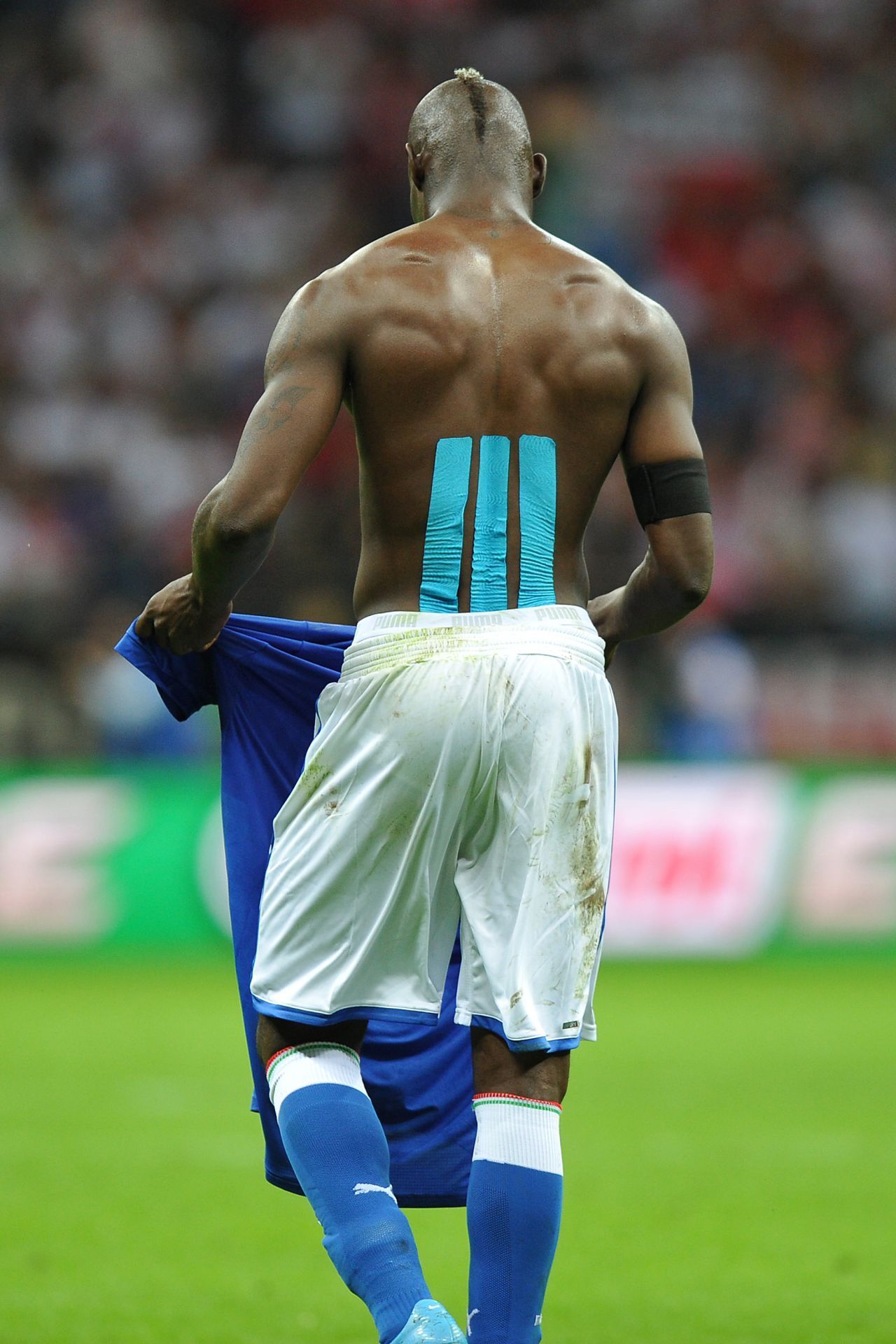 Der italienische Fußballspieler Mario Balotelli trug bei der EM 2012 türkises Tape für einen entspannten Rücken.