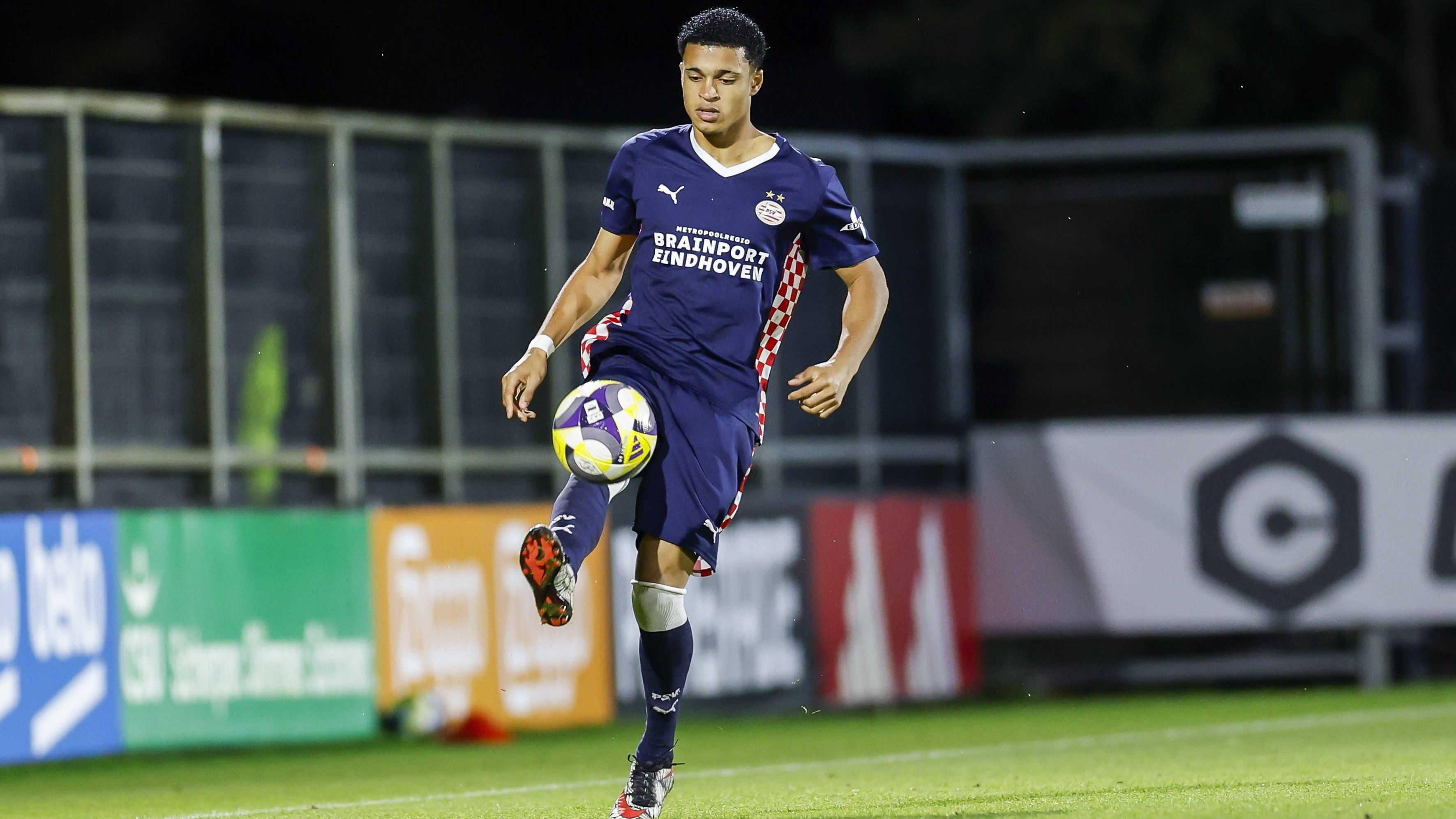 <em><strong>Ayodele Thomas (PSV Eindhoven)</strong><br>Laut "Sky" beschäftigt sich Eintracht Frankfurt mit PSV-Talent Ayodele Thomas. Der 18-jährige Rechtsaußen soll demnach bereits in Kontakt mit den Verantwortlichen der SGE stehen. Thomas' Vertrag endet im kommenden Sommer, er wäre also ablösefrei. Eine Verlängerung in Eindhoven steht aktuell wohl nicht zur Debatte.</em>