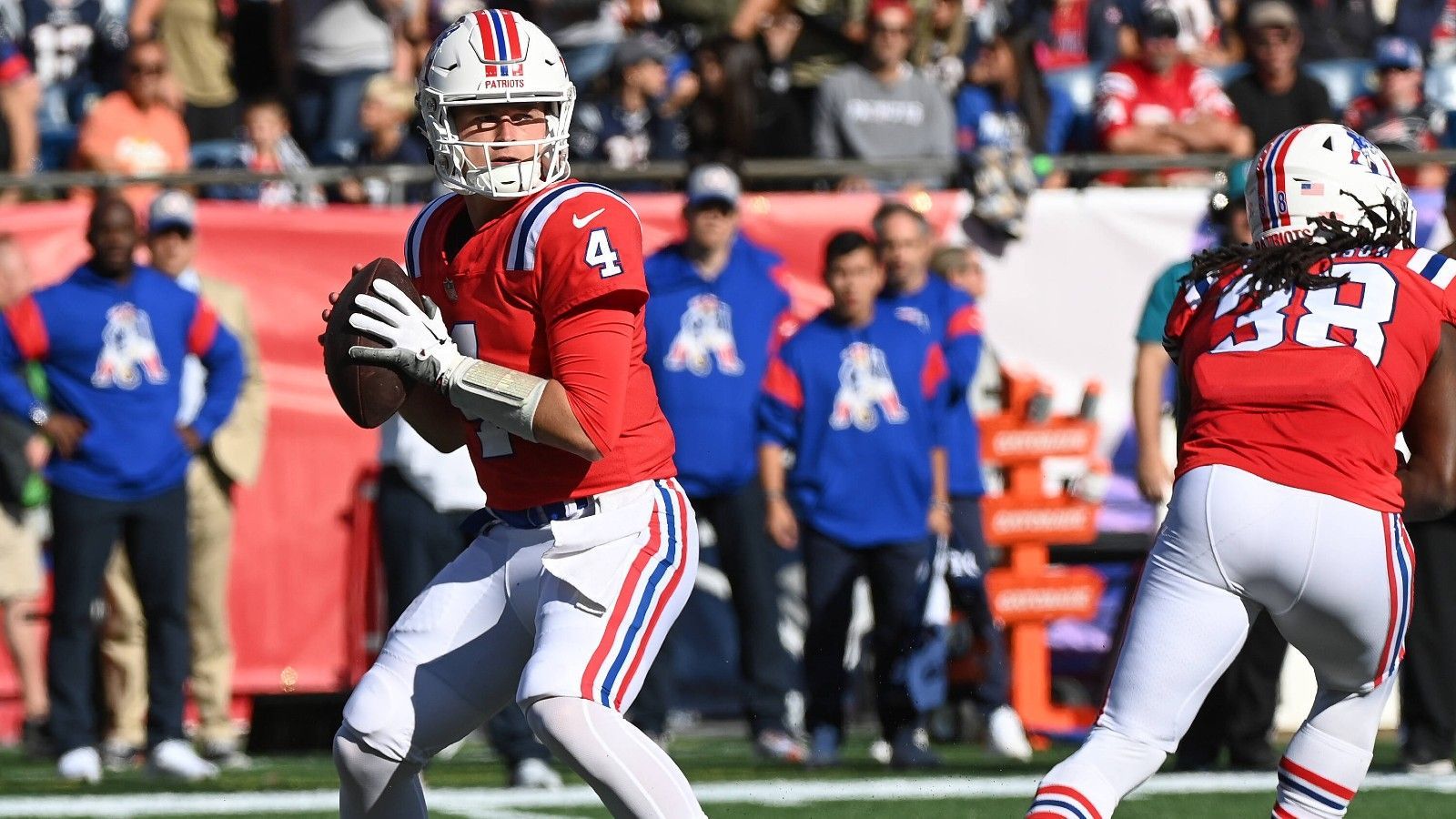 <strong>New England Patriots - Throwback-Trikot</strong><br>Die "Pat-Patriot"-Trikots sind legendär - und wurden bereits in der vergangenen Spielzeit wieder eingesetzt. In den vorhergehenden Jahren stand der silberne Helm im Weg, das ist aber nicht mehr der Fall. 2012 hatte die Uniform ihren bis dato letzten Auftritt.