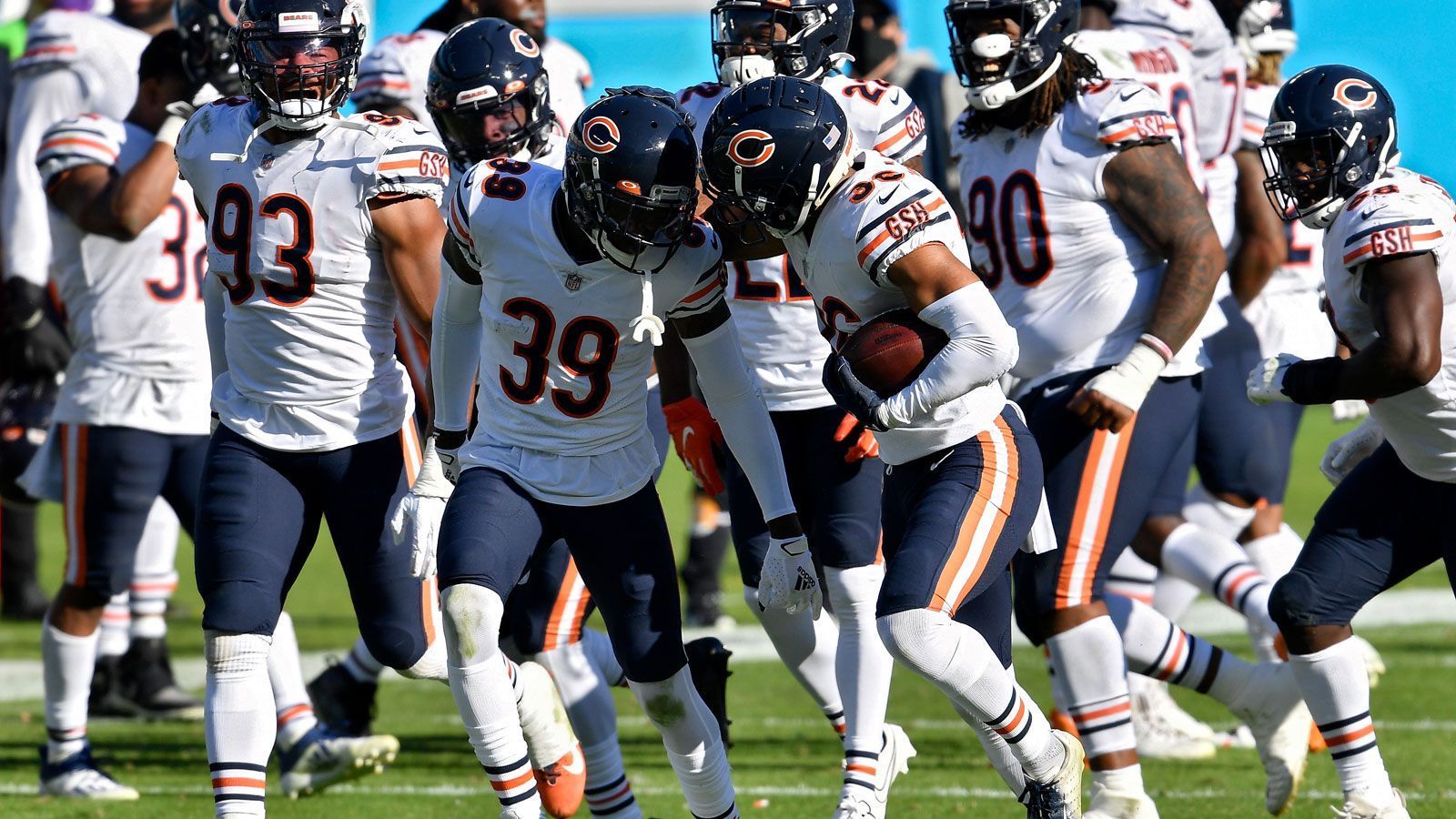 <strong>Chicago Bears: Stärken (Defensive)<br></strong>Die Bears stellten 2022 Matt Eberflus als Head Coach vor. Der dirigierte zuvor die starke Colts-Defense und sollte Schwung in die Verteidigungsreihen bringen. Nun bekommt er&nbsp;in Form von Free-Agent-Verpflichtungen und Draft-Picks eine ganze Reihe an neuen Puzzle-Stücken zur Seite gestellt.