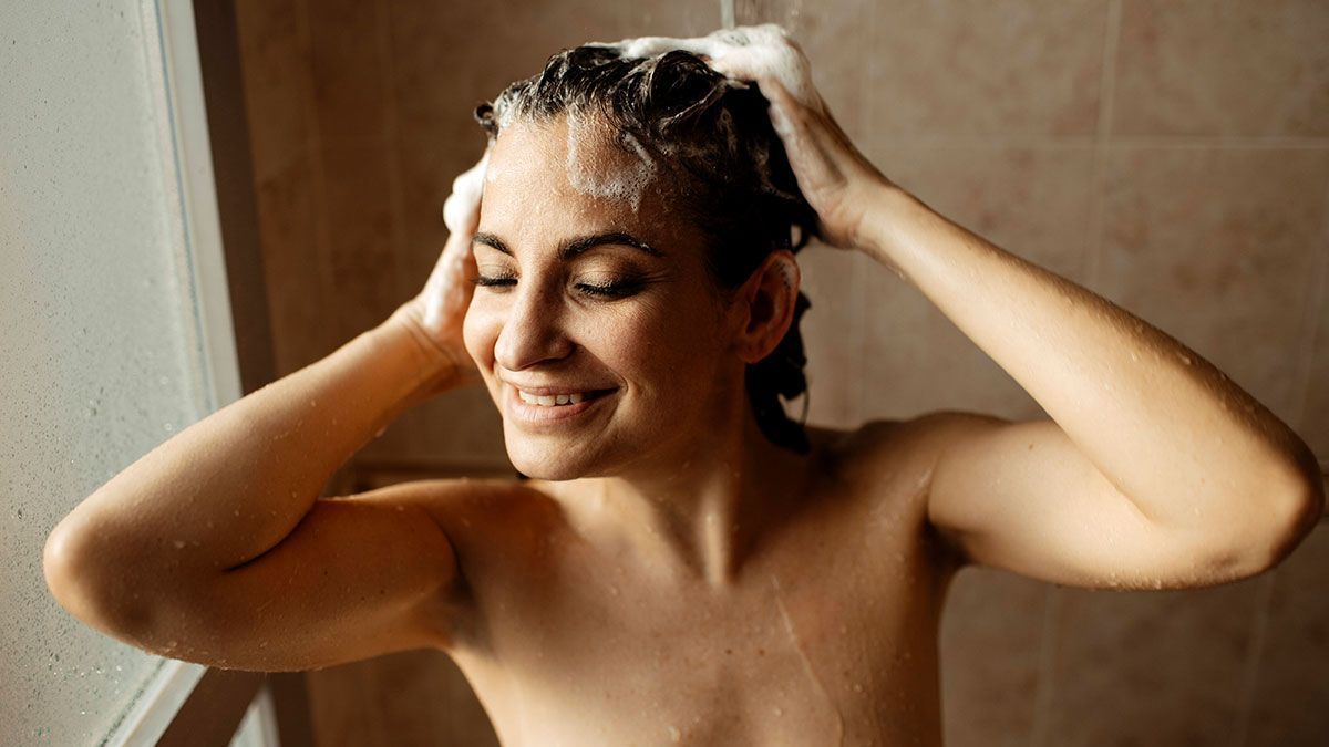 Haare richtig waschen: Vom Shampoonieren, dem richtigen Conditioner bis hin zum Lufttrocknen der Haare – überzeugt euch von unseren Haircare-Tipps!