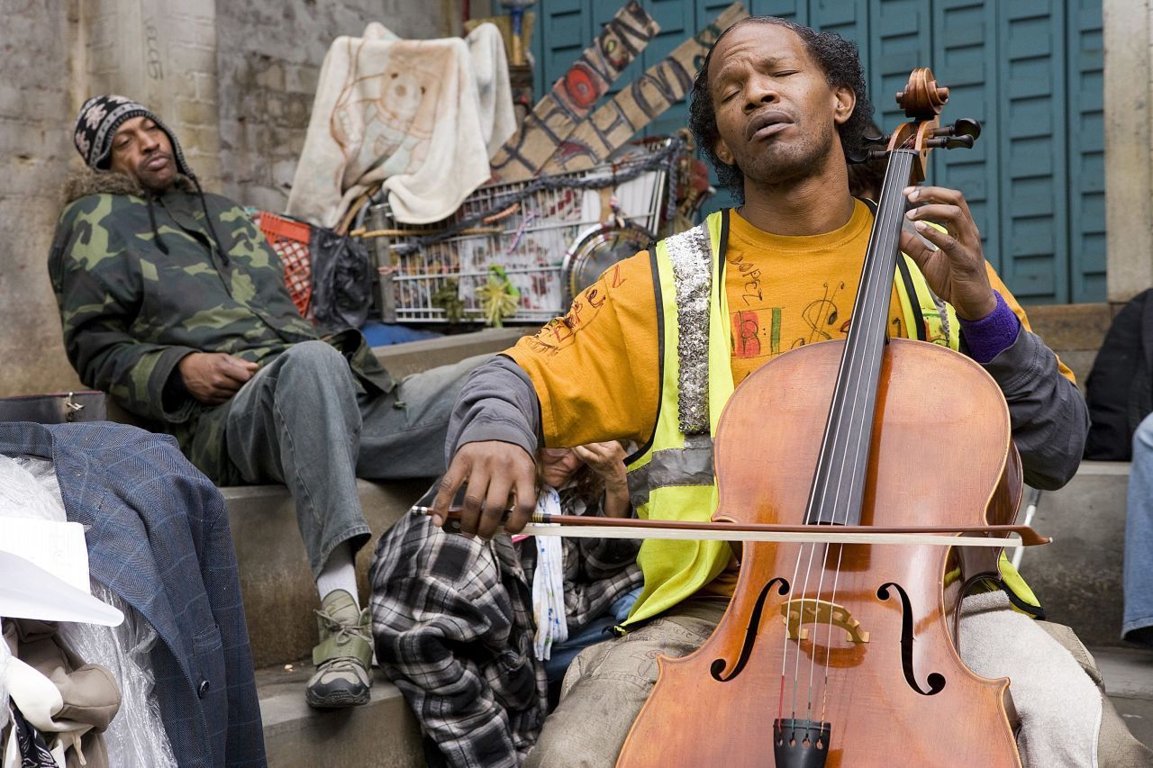 Nach einer wahren Geschichte erzählt "Der Solist" (2009, mit Jamie Foxx), wie ein begabter Cellist aufgrund seiner Schizophrenie in der Obdachlosigkeit landet.