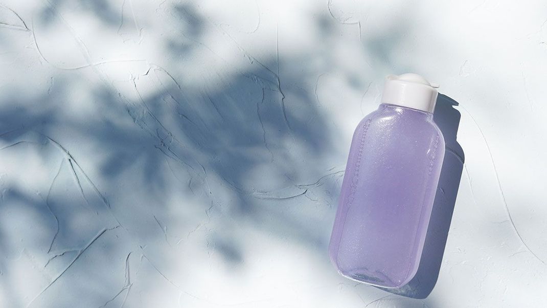Blue Shampoo – das Beauty Must-have für alle Brünetten! Wir verraten dir, warum Blue Shampoo in deinem Badezimmer nicht fehlen sollte. 