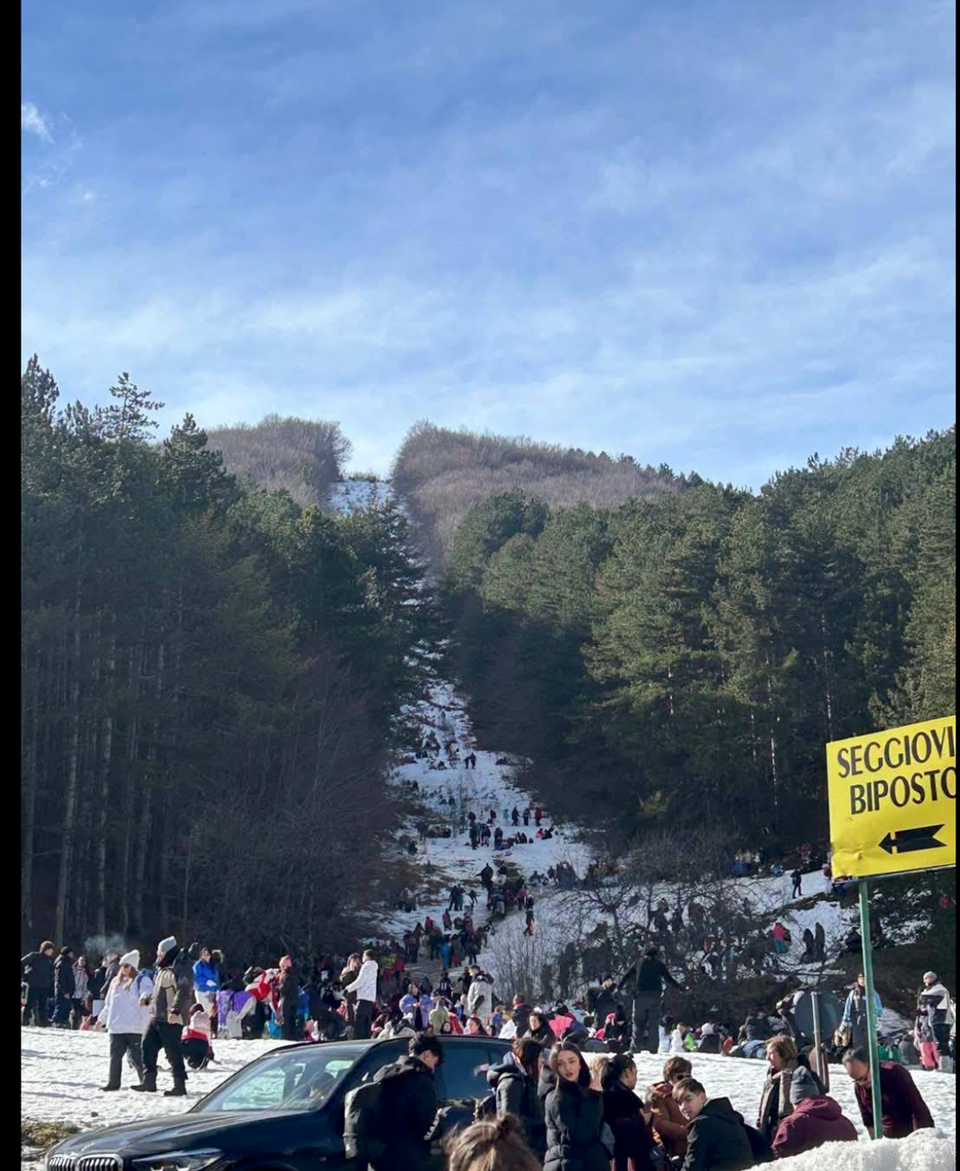 Tausende Besucher:innen des Skigebietes Roccaraso (Italien) drängten sich dicht an dicht und hinterließen massenhaft Müll. (Viaggiaconme Maria Giglio / Screenshot Facebook)