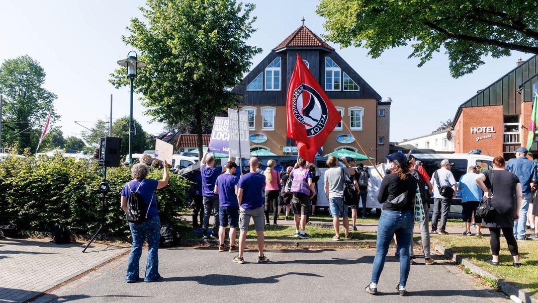 Vor dem Lokal&nbsp;in Neumünster mit Vertretern der AfD und anderen Organisationen versammelten sich Demonstranten.