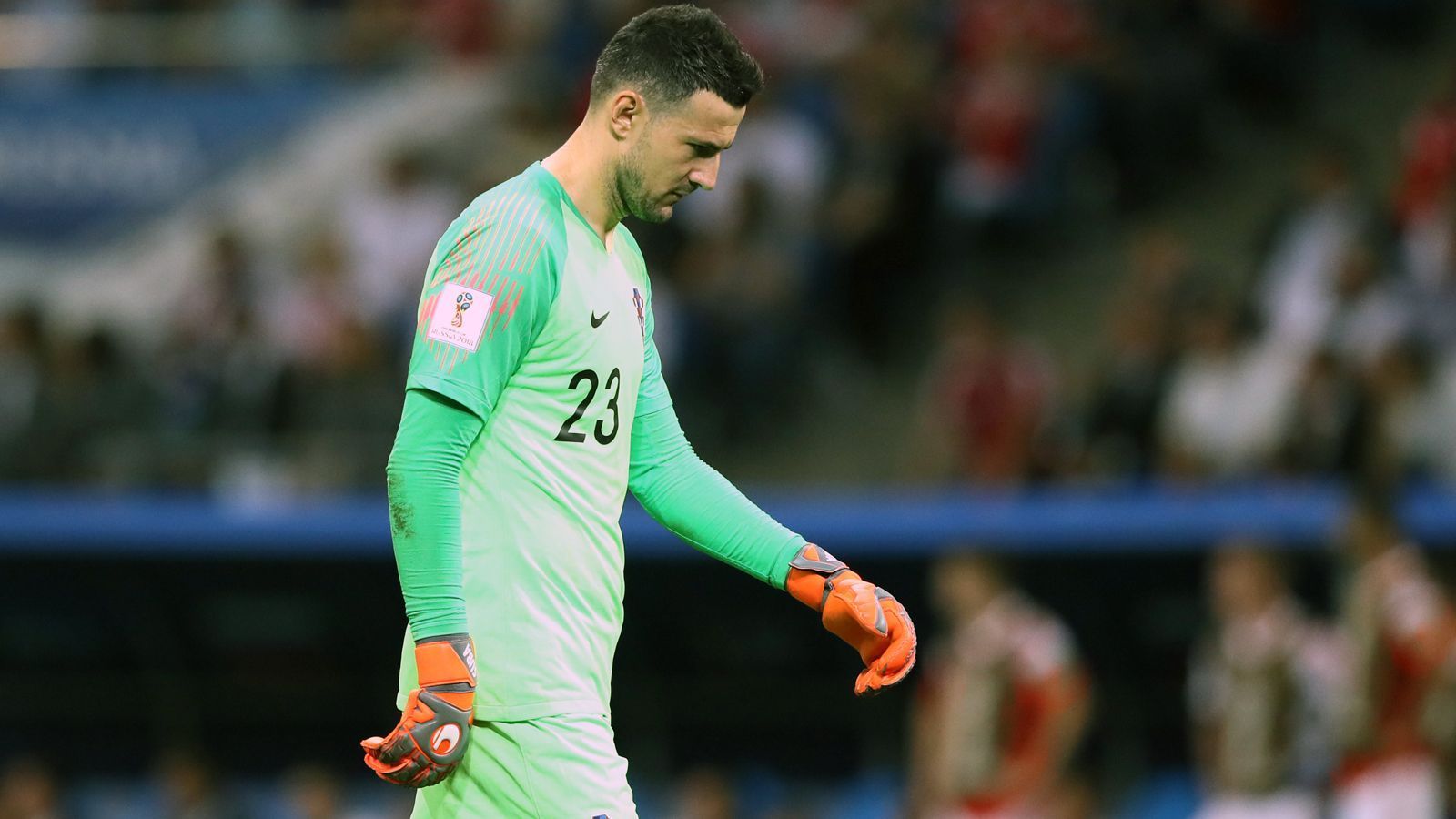 
                <strong>Danijel Subasic (Kroatien)</strong><br>
                Der Freistoß zum 0:1 sieht nicht unhaltbar aus. Auch in den Minuten danach zeigt der Viertelfinal-Held die eine oder andere Unsicherheit und bringt beispielsweise Strinic mit einem halbhohen Pass in Bedrängnis. Im weiteren Verlauf findet Subasic dann immer besser ins Spiel und wird zum gewohnten Rückhalt. ran-Note: 3
              