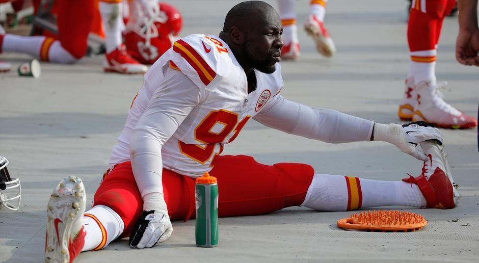 
                <strong>Tamba Hali (Linebacker, Kansas City Chiefs)</strong><br>
                Grundgehalt 2018: 5,75 Millionen Dollar5,75 Millionen Dollar sind verdammt viel Geld für einen Spieler, der in den vergangenen zwei Jahren in nur zwei Spielen gestartet ist. Halis Vertrag wurde bereits 2016 mit einer Gehaltskürzung umstrukturiert. Mit 34 Jahren hat Hali seinen Zenit mittlerweile überschritten. Offiziell haben die Chiefs den Linebacker noch nicht entlassen. Noch nicht!
              