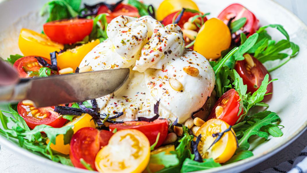 Im frischen Salat macht sich der Burrata perfekt!&nbsp;