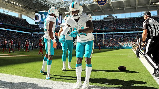 
                <strong>Miami Dolphins</strong><br>
                Gründung: 1965Stadion: Hard Rock Stadium (Miami Gardens)Super-Bowl-Siege: 2 (1972, 1973)Stars: Jarvis Landry (Wide Receiver)Besonderheit: Die Dolphins sind die einzige Franchise seit Beginn der Super-Bowl-Ära, der eine Perfect Season ohne Niederlage gelang (1972).
              