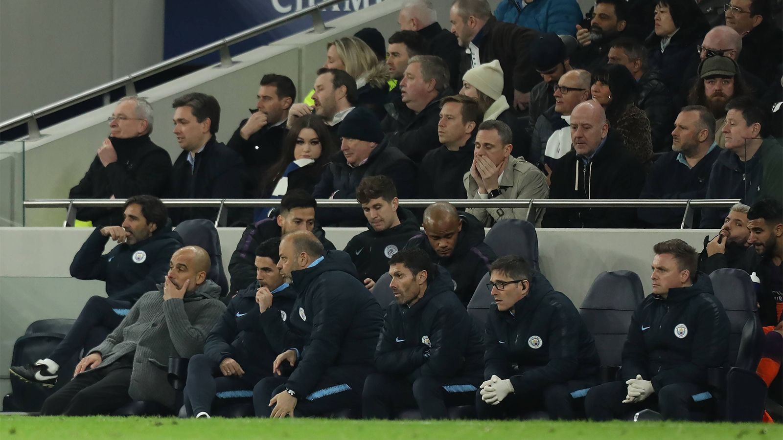 
                <strong>Tottenham Stadium: Nähe zum Spielfeld erfreut Fans</strong><br>
                Die Trainer- und Ersatzbänke sind, wie in Stadien auf der Insel üblich, klassisch in verschiedenen Reihen hintereinander angeordnet. So nah dran am Spielfeld wie im Tottenham Stadium ist man in keinem anderen Stadion in Großbritannien. Der Abstand zu den Zuschauertribünen beträgt lediglich fünf Meter.
              