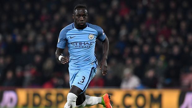 
                <strong>Bacary Sagna</strong><br>
                Verteidigung - Bacary Sagna: Auch bei Bacary Sagna läuft der Vertrag im Sommer 2017 aus und eine Entscheidung ist längst nicht gefallen. Der Franzose gehört mit seinen 34 Jahren auch zum alten Eisen beim Scheich-Klub und Pep könnte in der neuen Saison auf andere Rechtsverteidiger bauen. Gerüchte um eine Frankreich-Rückkehr verneinte Sagna in einem Interview bei "beIN Sports" unlängst nicht.
              