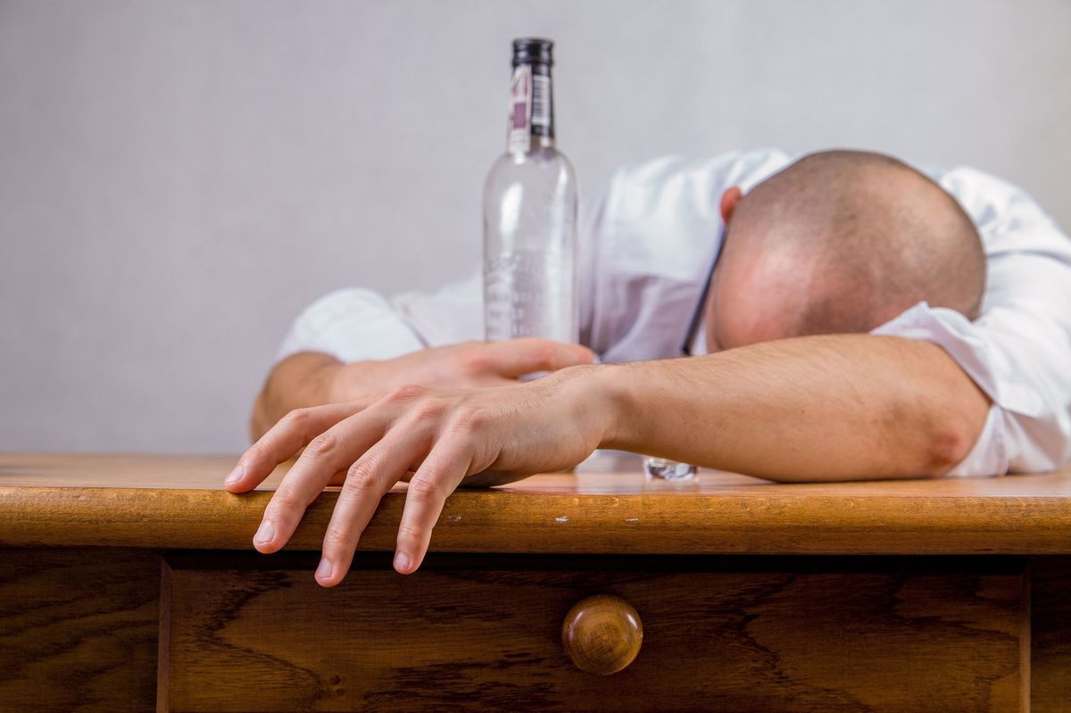 Alkohol-Kater-Mann-pixabay