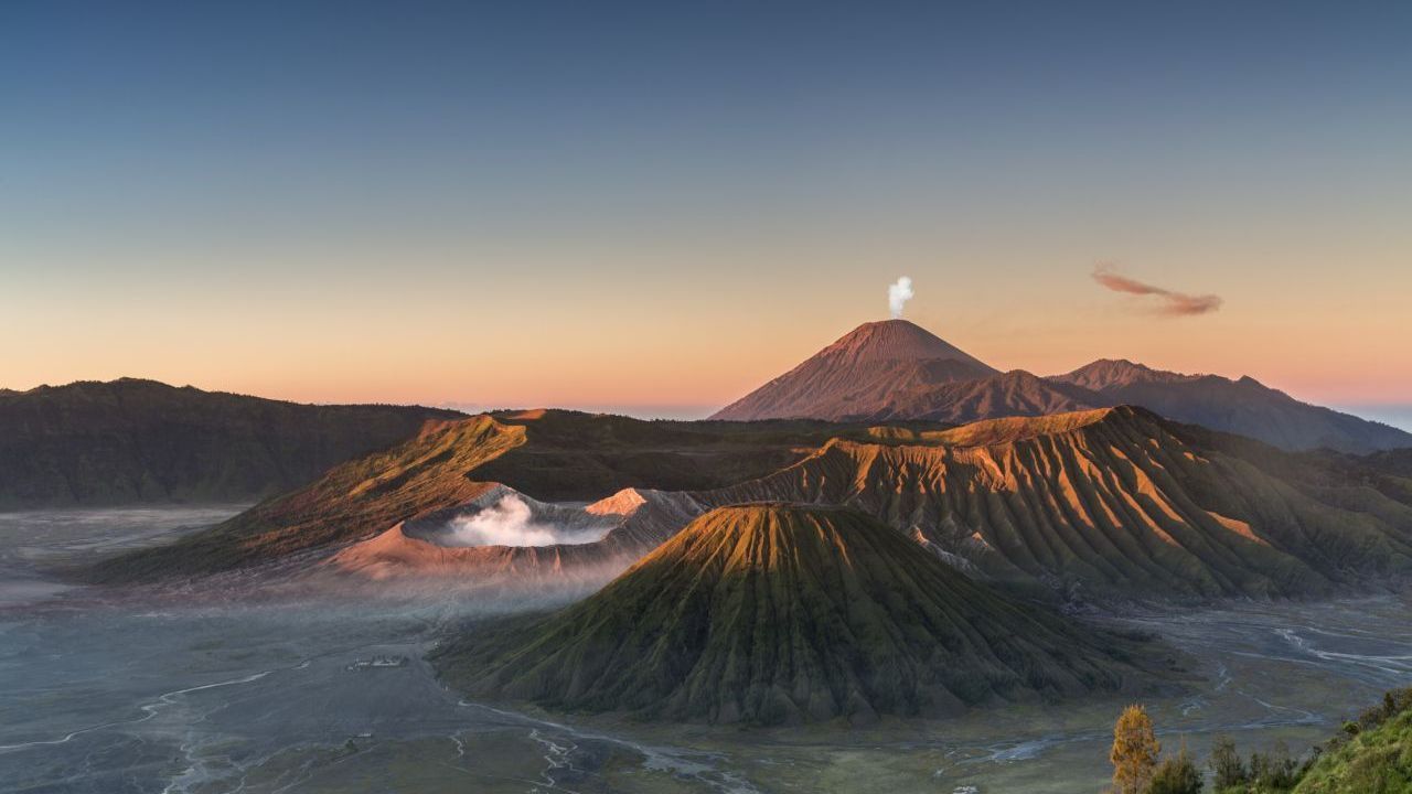 Fast schon märchenhaft wirkt die Landschaft um den Bromo-Vulkan auf der indonesischen Insel Java.