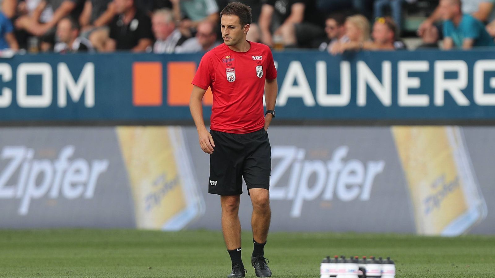 
                <strong>Daniel Nister (LASK)</strong><br>
                Im Männer-Profifußball ist die Personalie Daniel Nister noch ein unbeschriebenes Blatt. Der 35-Jährige trat kürzlich seine erste Co-Trainer-Station im Profibereich der Männer an, assistiert beim österreichischen Vizemeister Linzer ASK dem früheren Wolfsburg-Coach Valerien Ismael. Während Ismael selbst früher in der Champions League am Ball war, hat Nister seinem Chef sogar eines voraus: Der gebürtige Darmstädter hat den Henkelpott sogar schon einmal gewonnen, nämlich die Champions League der Frauen als Co-Trainer in Wolfsburg. Nachdem der LASK zuletzt den FC Basel mit zwei Siegen rauswarf, wartet nun der FC Brügge auf die Oberösterreicher. 
              