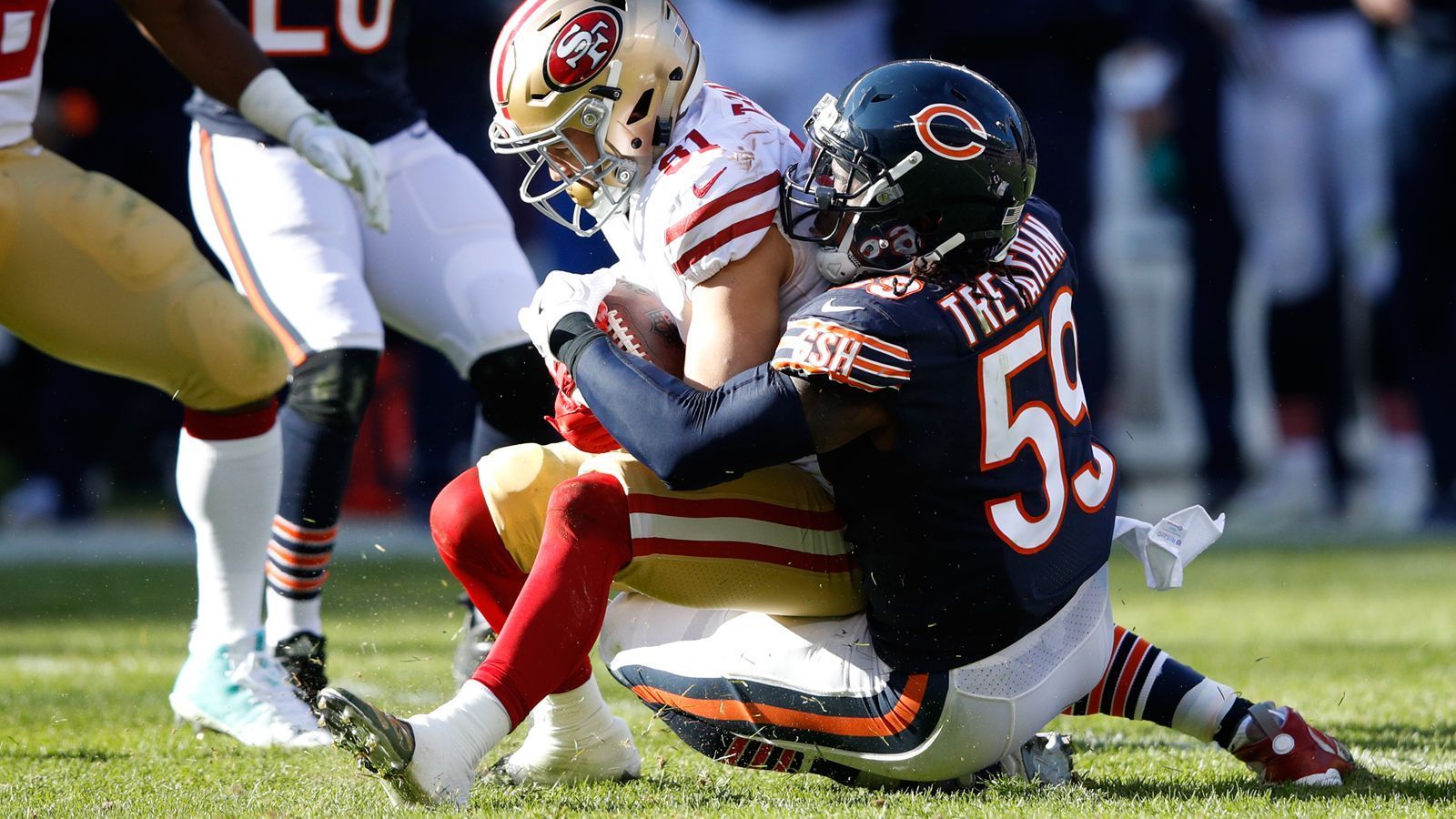 
                <strong>Die Inside Linebacker</strong><br>
                Danny Trevathan, Roquan Smith, Nick Kwiatkoski, Joel Iyiegbuniwe, John Timu und Jonathan Anderson sind als Inside Linebacker zwar keine direkte Konkurrenz für Edebali, doch bei wohl insgesamt acht nominierten Linebackern begrenzen sie die Zahl der OLBs logischerweise. Trevathan und der neue Erstrunden-Pick Smith sind als Starter gesetzt. Für Timu und Anderson wird es eng mit einem Kaderplatz - könnten sich aber über die Special Teams empfehlen. Hier gilt es für Edebali gerade Timu auszustechen. ran-Prognose: Timu und Anderson fallen dem Cut zum Opfer, da an Trevathan, Smith, Kwiatkoski und Iyiegbuniwe kein Weg vorbeiführt. Bedeutet auch, dass Edebali mit einem guten Camp, den Sprung in den 53 Mann-Kader schaffen sollte.
              