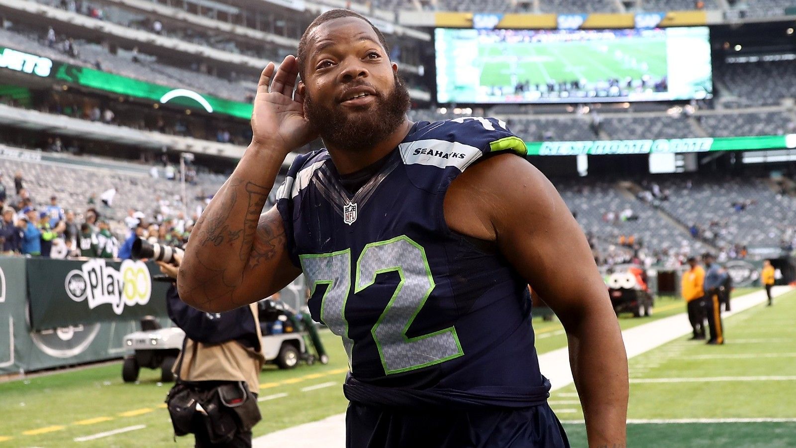 
                <strong>Platz 9: Michael Bennett</strong><br>
                Michael Bennett spielte in seiner NFL-Karriere unter anderem bei den Tampa Bay Buccaneers und den Philadelphia Eagles. Nach vier Spielzeiten bei den Bucs erlebte der Defensive End bei den Seattle Seahawks, die ihn ursprünglich in die Liga geholt hatten, die größte Zeit seiner Karriere. Als Mitglied der legendären Legion of Boom prägte Bennett jahrelang die Defense und gewann 2014 den Super Bowl. Der Pass Rusher wurde dreimal in den Pro Bowl gewählt, dort 2015 als Defense-MVP ausgezeichnet.
              