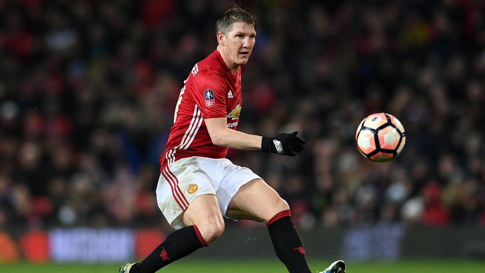 
                <strong>Bastian Schweinsteiger vs. Jose Mourinho</strong><br>
                Als Mourinho 2016 seinen Dienst als Trainer bei Manchester United antrat, wurde Bastian Schweinsteiger zur Zielscheibe. Mourinho demontierte den Weltmeister von 2014 in aller Öffentlichkeit, in dem er ihn aus dem Team warf, mit der U23 trainieren ließ und Schweinsteiger nicht einmal mit auf das Mannschaftsbild durfte. Schweini kämpfte anfangs noch um seine Chance, flüchtete im März 2017 dann aber zu Chicago Fire in die MLS.
              