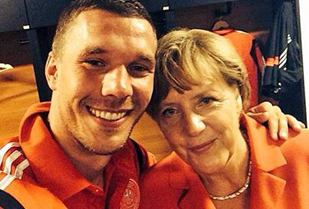 
                <strong>Selfie mit der Kanzlerin</strong><br>
                Lukas Podolski feiert den 4:0-Auftaktsieg gegen Portugal mit Kanzlerin Angela Merkel in der Kabine. "4:0 Sieg! geiler Start !! Und hier das versprochene Selfie mit der Kanzlerin ! Poldi"
              