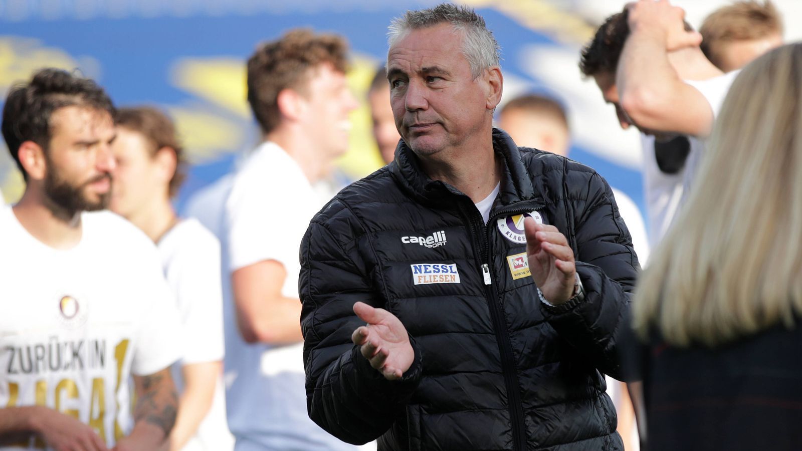 
                <strong>Austria Klagenfurt (Österreich)</strong><br>
                Der frühere 1860-München-Coach Peter Pacult führte einen Traditionsklub zurück in Österreichs höchste Spielklasse. Der Wiener übernahm Austria Klagenfurt Anfang 2021 und sorgte für den sportlichen Aufschwung bei den Kärntnern. Pacult verhalf den Klagenfurtern zunächst in die Aufstiegs-Relegation, in der sein Team Bundesliga-Schlusslicht St. Pölten mit einem Gesamtscore von 5:0 in Hin- und Rückspiel abfertigte. Austria Klagenfurt ist der 2007 neugegründete Nachfolge-Verein des zuvor bereits gleichnamigen Klubs, der einst in den 1970er- und 1980er-Jahren jeweils mehrere Jahre in der obersten Spielklasse aktiv war. ran.de zeigt weitere Aufsteiger in Europas große Ligen.
              