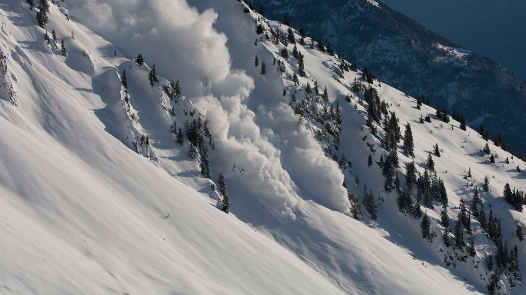 Lawinen töten immer wieder Skifahrer - besonders auf Abfahrten abseits der Pisten. (Symbolbild)