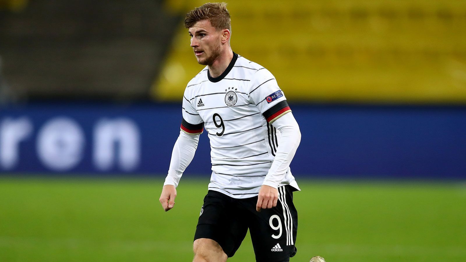 
                <strong>Sicher dabei: Timo Werner (Angriff, FC Chelsea)</strong><br>
                Über einen klassischen Mittelstürmer verfügt Löw nicht mehr. Dieser Rolle kommt Timo Werner aber am nächsten. Dem Ex-Leipziger geht zwar zuweilen die Kaltschnäuzigkeit vor dem Tor ab, doch seine atemberaubende Schnelligkeit und die Intuition machen ihn zu einem Schrecken für jeden Gegner. Mit seinem Wechsel zum FC Chelsea ging Werner großes Risiko, doch auch in London hat er sich schnell freigeschwommen. Diese Auslandserfahrung kann Gold wert sein, zumal in der Premier League einige der besten Verteidiger der Welt zu Hause sind. Somit steht dem DFB-Team im Sommer 2021 sehr wahrscheinlich ein noch kompletterer Stürmer zur Verfügung.
              