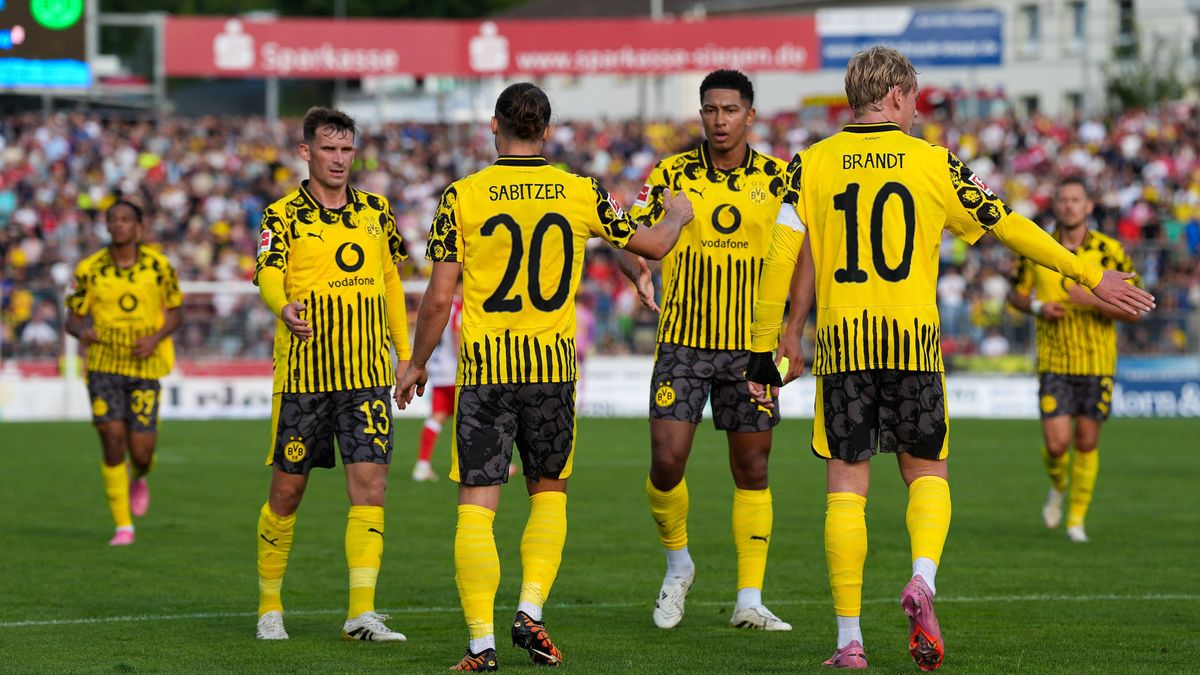 Pascal Gross (Borussia Dortmund, 13) und Jobe Bellingham (Borussia Dortmund, 77) jubeln mit ihren Teamkollegen ueber ein Tor. GER, Sportfreunde Siegen vs Borussia Dortmund, Fussball, Testspiel, Sai...
