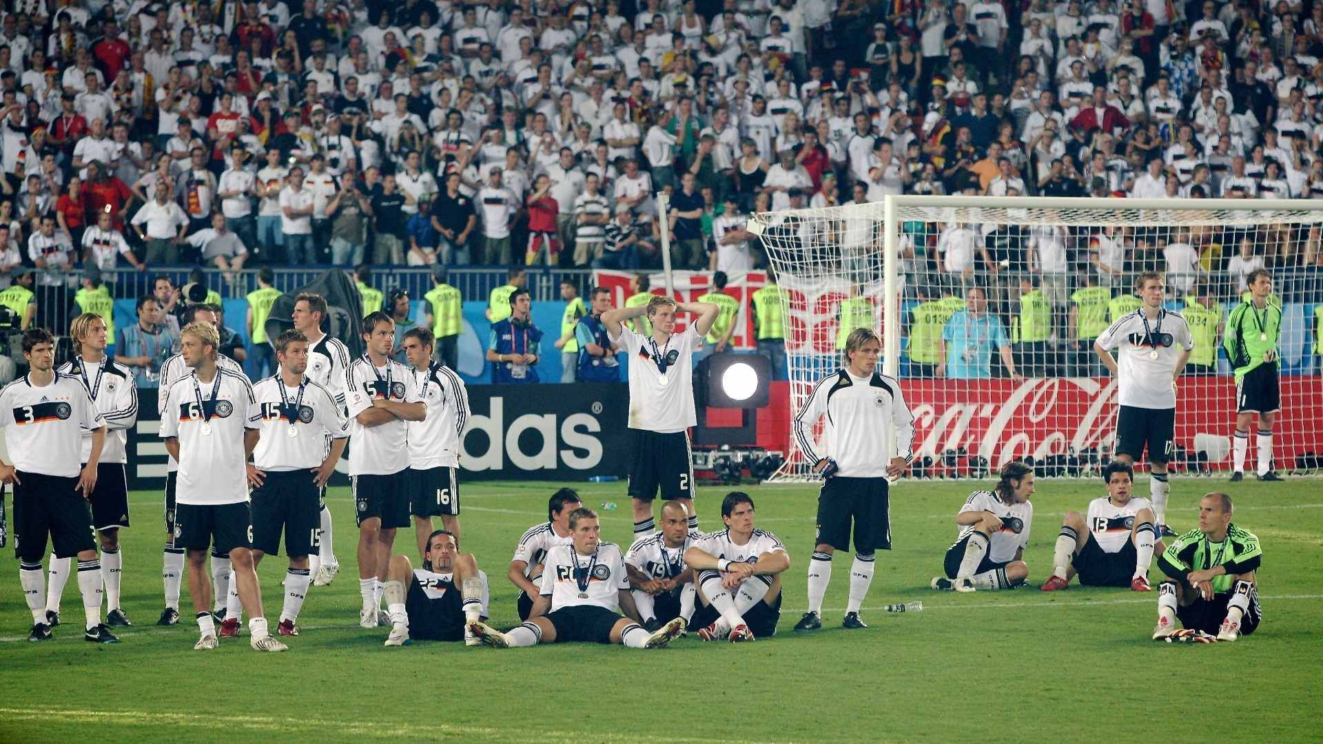 
                <strong>Spanien: Bisherige Bilanz</strong><br>
                Aus historischer Sicht hat Deutschland mit Spanien ein absolutes Horror-Los gezogen. Seit 1988 wartet die DFB-Elf auf einen Sieg gegen die Spanier bei einer WM- oder EM-Endrunde. Zwar konnte man zwischenzeitlich das ein oder andere Testspiel gewinnen, doch aus der jüngeren Vergangenheit lässt sich nur wenig Hoffnung schöpfen. Symbolisch steht dafür die krachende 0:6-Klatsche im November 2020, als es in der Gruppenphase der Nations League einen weiteren Tiefpunkt der "Ära Löw" setzte. Gegen "La Roja" braucht es in Katar am zweiten Spieltag der Gruppenphase also einen Sahnetag der deutschen Mannschaft, sonst droht nach 2008 (0:1 EM-Finale) und 2010 (0:1 im WM-Halbfinale) die nächste Niederlage gegen die Iberer bei einem großen Turnier. 
              