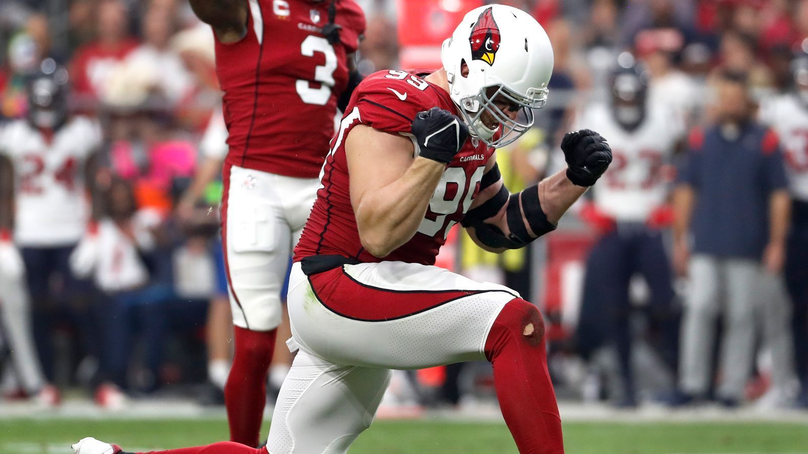 
                <strong>2021: Arizona Cardinals – Watt wechselt nach zehn Jahren erstmals das Team</strong><br>
                Im März 2021 unterschreibt Watt bei den Arizona Cardinals einen Zwei-Jahres-Vertrag. In seiner ersten Saison bei den "Cards" spielte er allerdings nur sieben Spiele: Ausgerechnet im Spiel gegen sein altes Team aus Houston in Woche 7 der Saison 2021 zog sich Watt mehrere schwere Verletzungen zu, die seine Debütsaison in Arizona vorzeitig beendeten. 2021 wurden zudem erstmals 17 Regular-Season-Spiele ausgetragen.&#x2022; Sieben von 17 möglichen Spielen gespielt<br>&#x2022; Ein Sack, 16 Total Tackles (davon fünf Tackles for Loss), ein Forced Fumble, zwei abgewehrte Pässe und zehn Quarterback-Hits<br>&#x2022; Jahresgehalt: 14.500.000 Dollar<br>
              
